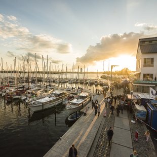 Sonnenuntergang am Himmel über dem Stadthafen in Schleswig.