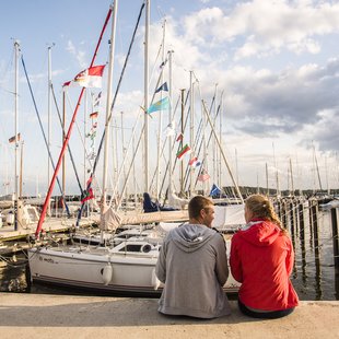 Blick auf die Kaimauer am Schleswiger Stadthafen.