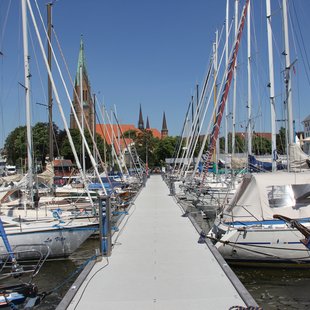 Ansicht der Bootsliegeplätze am Schleswiger Stadthafen.