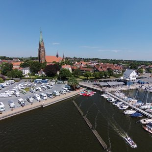 Blick aus der Luft auf den Schleswiger Stadthafen und Wohnmobilstellplatz.