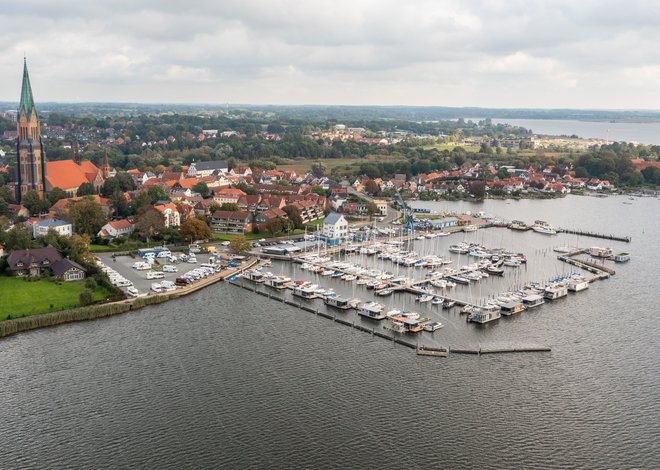 Luftbild vom Schleswiger Hafen und dem Wohnmobilstellplatz.