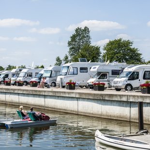 Wohnmobile am Schleswiger Stadthafen mit Blick auf die Schlei.